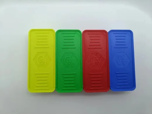Tapas de los estuches con el logo en relieve