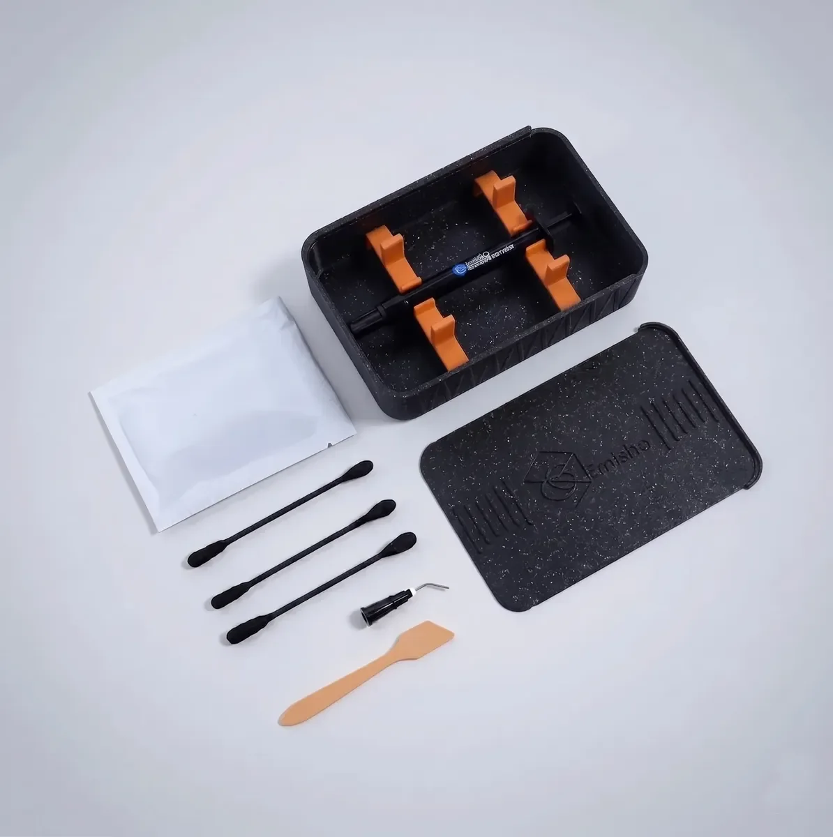 Kit Emisha Liquid Ultra edición Mundial: estuche negro con acabado cósmico y clips naranjas